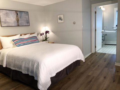 Hyannis Inn - LBG 33