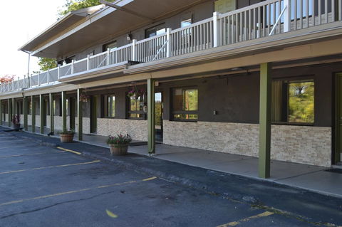 Americas Best Value Inn-Holyoke - LBG 25
