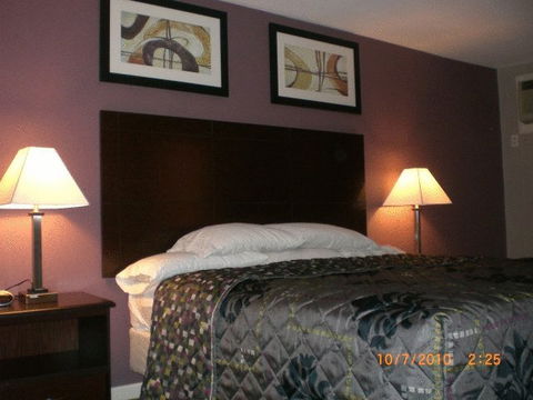 Americas Best Value Inn-Holyoke - LBG 44