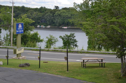 Americas Best Value Inn-Holyoke - LBG 28