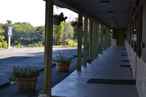 Americas Best Value Inn-Holyoke - LBG 23