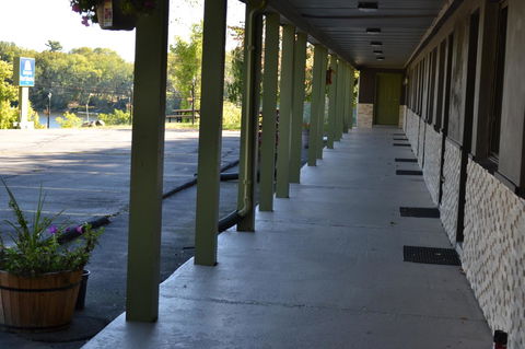 Americas Best Value Inn-Holyoke - LBG 22