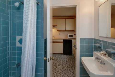 Cape Cod Harbor House Inn - LBG 20