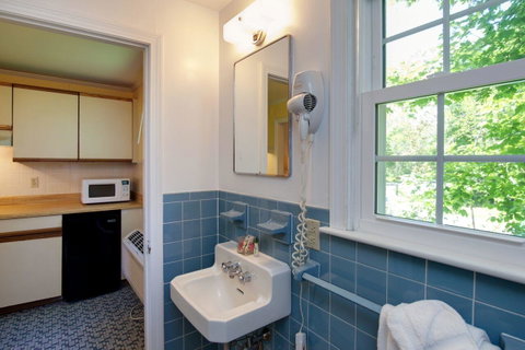 Cape Cod Harbor House Inn - LBG 22