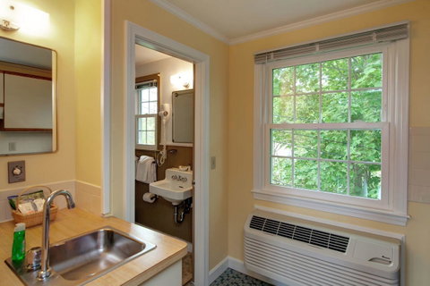 Cape Cod Harbor House Inn - LBG 12