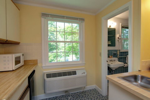 Cape Cod Harbor House Inn - LBG 14