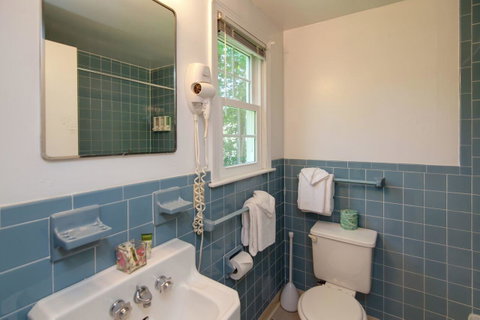 Cape Cod Harbor House Inn - LBG 24
