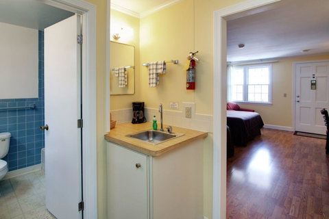 Cape Cod Harbor House Inn - LBG 21