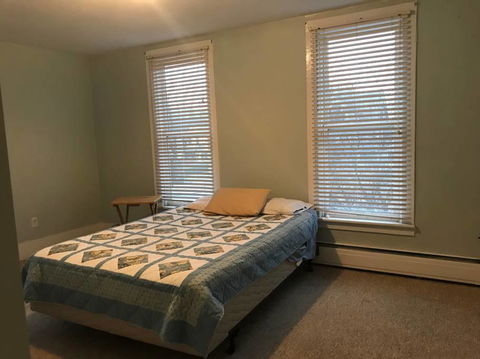 Cozy 2nd Story Flat Near Downtown - LBG 2