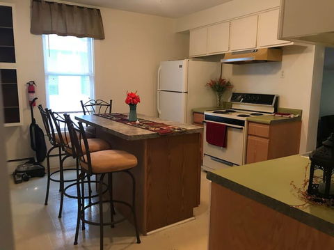 Cozy 2nd Story Flat Near Downtown - LBG 0