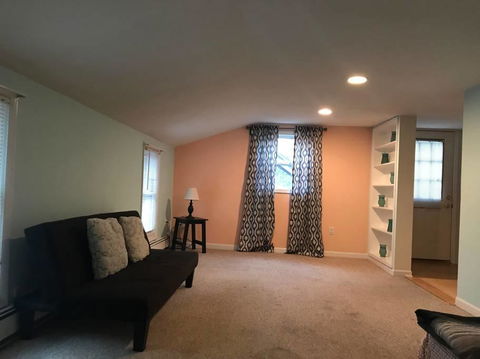Cozy 2nd Story Flat Near Downtown - LBG 5
