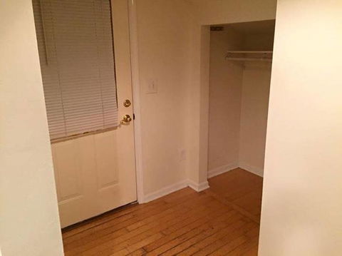 Cozy 2nd Story Flat Near Downtown - LBG 4