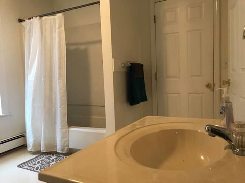 Cozy 2nd Story Flat Near Downtown - LBG 3