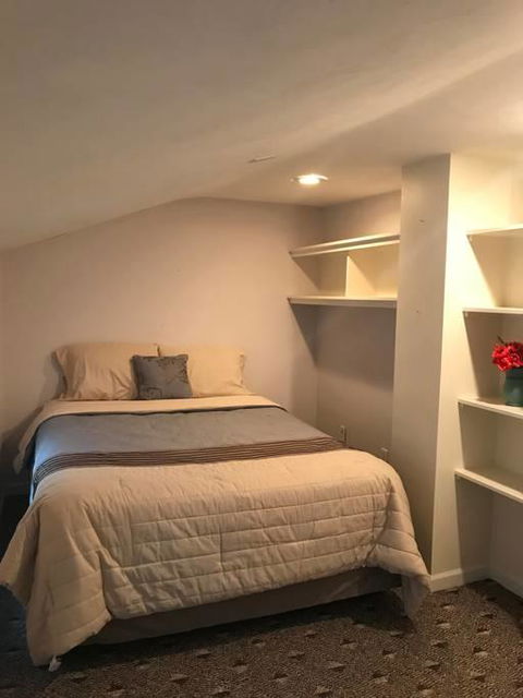 Cozy 2nd Story Flat Near Downtown - LBG 1