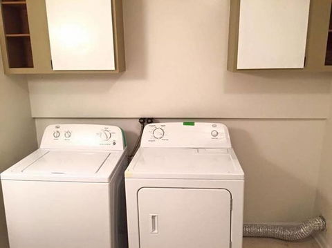 Cozy 2nd Story Flat Near Downtown - LBG 8