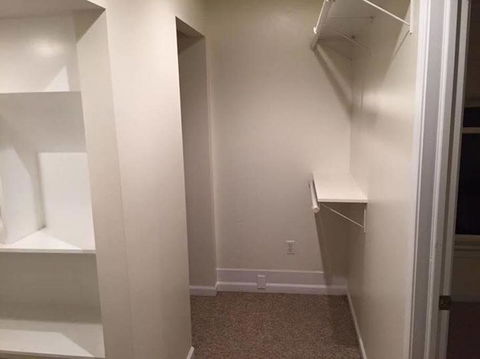 Cozy 2nd Story Flat Near Downtown - LBG 7