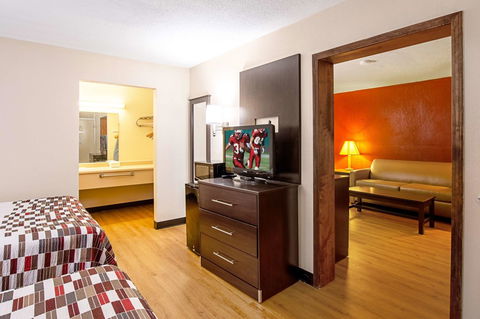 Red Roof Inn & Suites Battle Creek - LBG 31