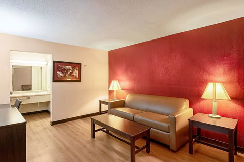 Red Roof Inn & Suites Battle Creek - LBG 8