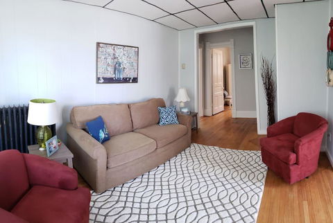 3 Bed APT Near Downtown-6 Guests - LBG 10
