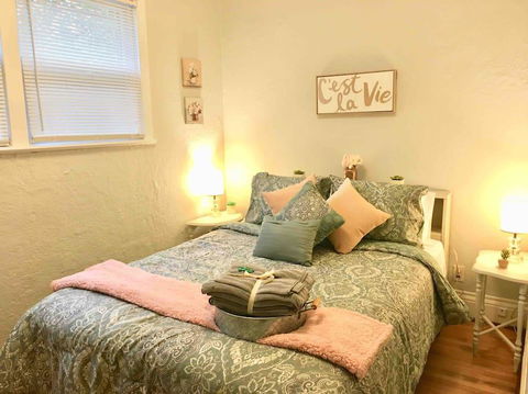 3 Bed APT Near Downtown-6 Guests - LBG 4