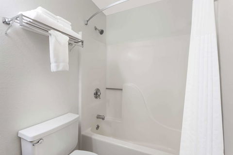 Super 8 By Wyndham Livingston - LBG 20