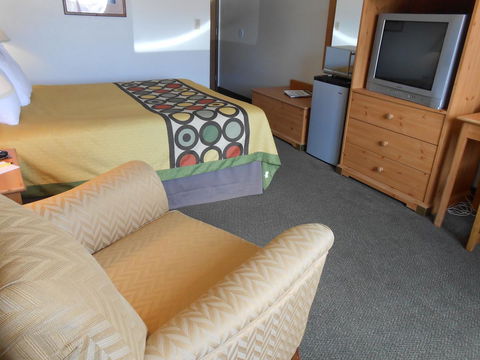 Super 8 By Wyndham Livingston - LBG 12
