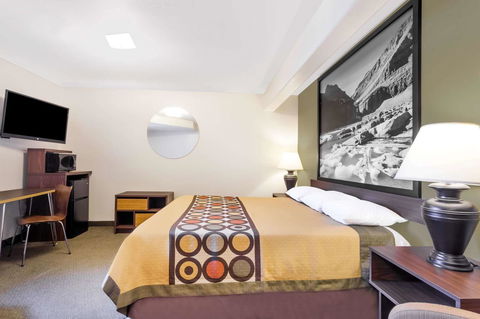 Super 8 By Wyndham Livingston - LBG 21