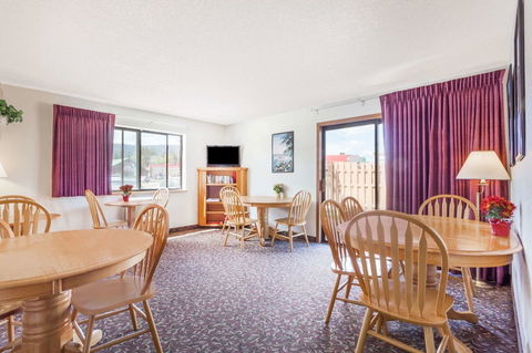 Super 8 By Wyndham Livingston - LBG 27