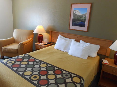 Super 8 By Wyndham Livingston - LBG 7