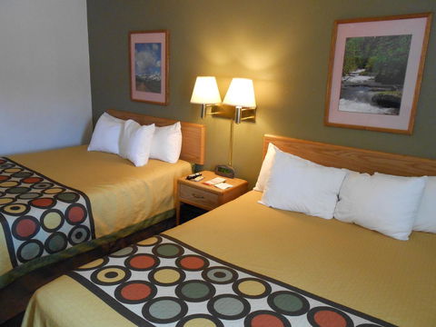 Super 8 By Wyndham Livingston - LBG 16