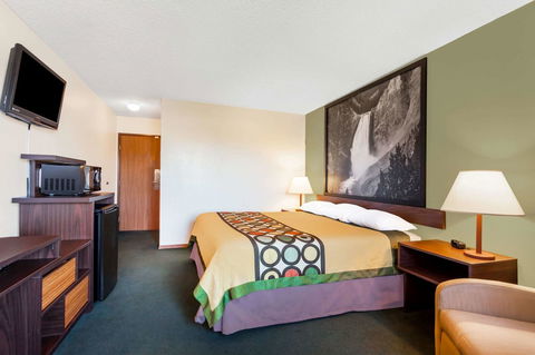 Super 8 By Wyndham Livingston - LBG 17