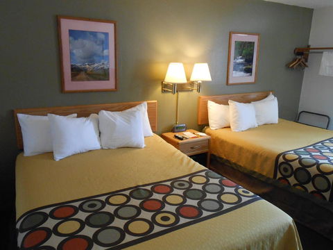 Super 8 By Wyndham Livingston - LBG 14