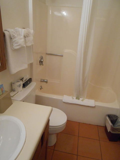 Super 8 By Wyndham Livingston - LBG 6
