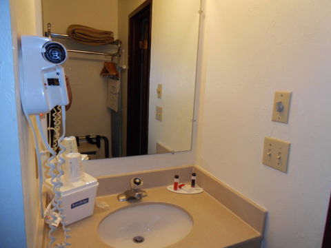Travelodge By Wyndham Livingston - LBG 12