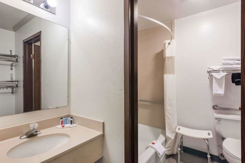 Travelodge By Wyndham Livingston - LBG 32
