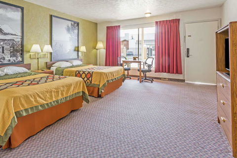 Super 8 By Wyndham Wells - LBG 25
