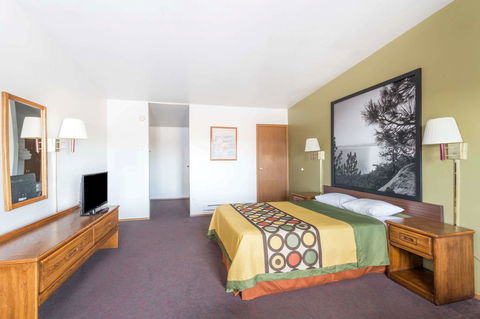 Super 8 By Wyndham Wells - LBG 31