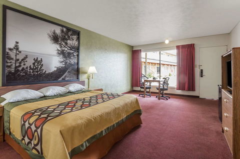Super 8 By Wyndham Wells - LBG 18