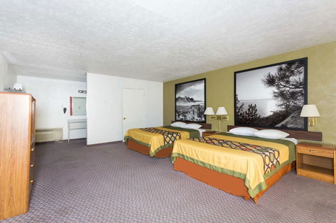Super 8 By Wyndham Wells - LBG 22