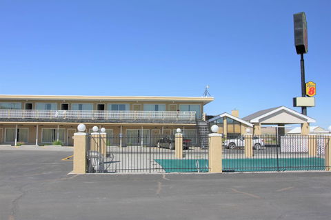 Super 8 By Wyndham Wells - LBG 9