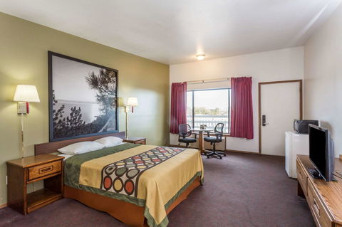 Super 8 By Wyndham Wells - LBG 24