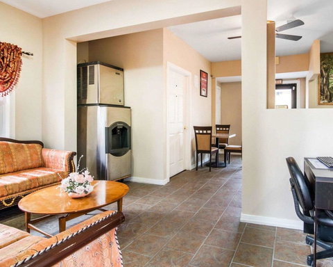 Econo Lodge New Paltz - LBG 13