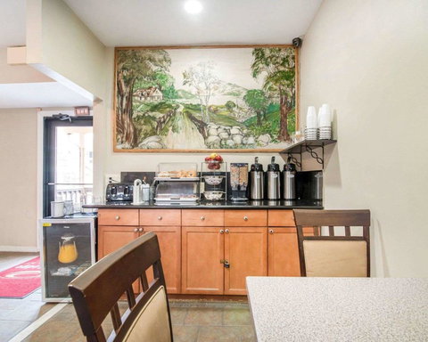 Econo Lodge New Paltz - LBG 9