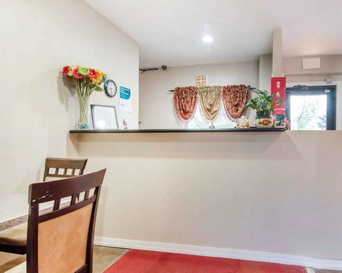 Econo Lodge New Paltz - LBG 20