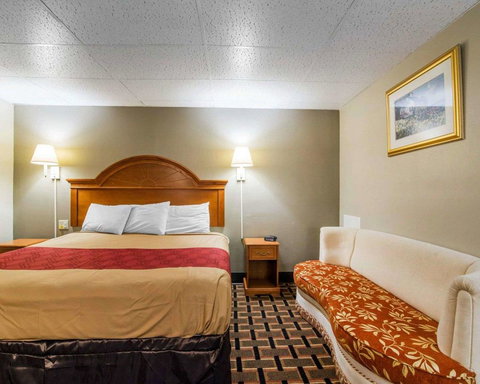 Econo Lodge New Paltz - LBG 25
