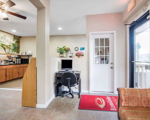 Econo Lodge New Paltz - LBG 3