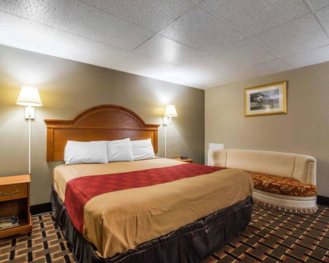 Econo Lodge New Paltz - LBG 24
