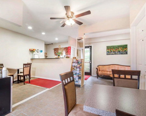 Econo Lodge New Paltz - LBG 1