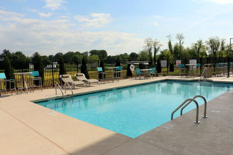 Holiday Inn Express & Suites - Hendersonville SE - Flat Rock - LBG 7