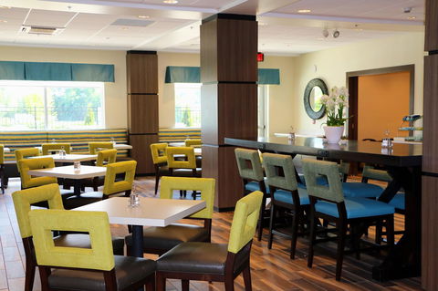 Holiday Inn Express & Suites - Hendersonville SE - Flat Rock - LBG 21